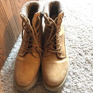 Cliffs by white mountain boots